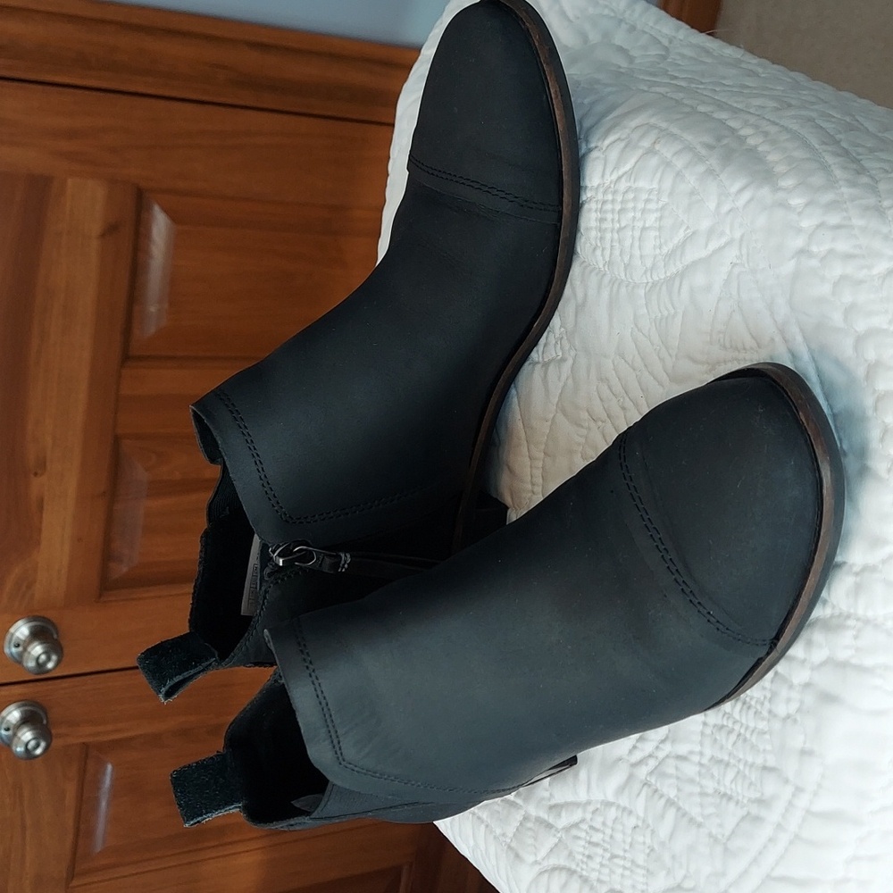 * TOMS Reese Black Leather Comfy Ankle Bootie, 1" Heel, Size 8.5 Wide, Like New - Picture 2 of 10